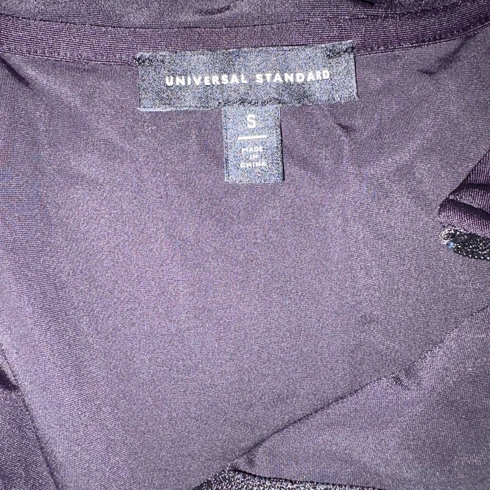 Universal Standard The Rashguard - Picture 7 of 9